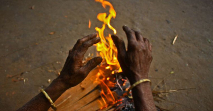 শীতে আগুন পোহাতে গিয়ে প্রাণ গেল বৃদ্ধার