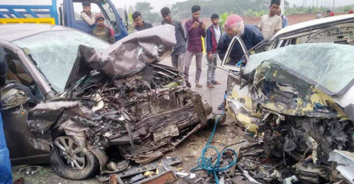 নারায়ণগঞ্জে দুই প্রাইভেটকারের মুখোমুখি সংঘর্ষ, নিহত ৩