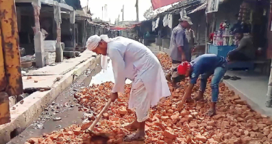 নিজ অর্থায়নে রাস্তা সংস্কার করলেন চা বিক্রেতা বাদশা আলী