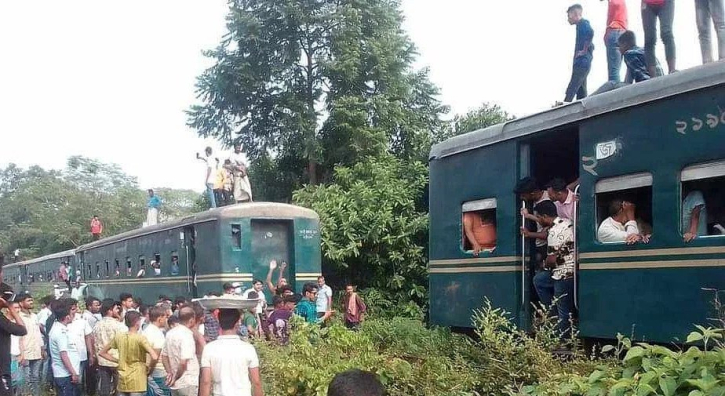 হঠাৎ চলন্ত ট্রেনের শেষের তিনটি বগি বিচ্ছিন্ন