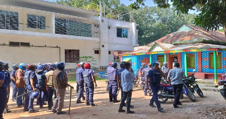 মসজিদের মাইকে ঘোষণা দিয়ে পুলিশের ওপর হামলা