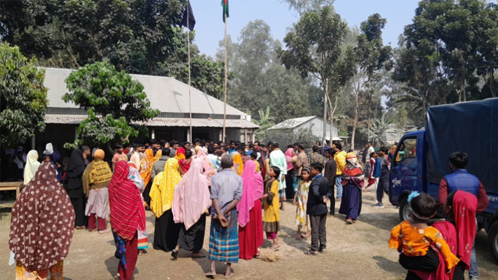 ঘুসের টাকা ফেরতের দাবিতে শিক্ষিকার লাশ নিয়ে স্কুলে স্বজনরা