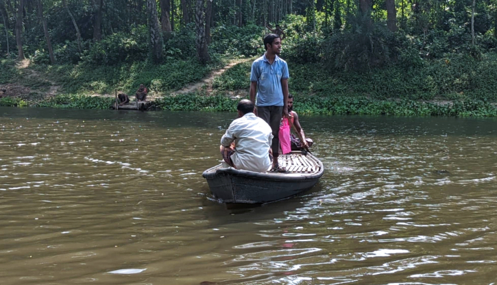 মধুখালীতে ৪ যুগেও জোটেনি ব্রিজ, ভোগান্তিতে ৭ গ্রামের মানুষ