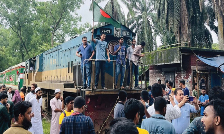 কোটা বাতিলের দাবিতে রেলপথ অবরোধ করলেন রাবি শিক্ষার্থীরা