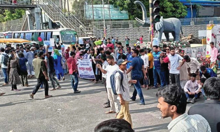 সায়েন্সল্যাবে শিক্ষার্থীদের ‘বাংলা ব্লকেড’, যানচলাচল বন্ধ