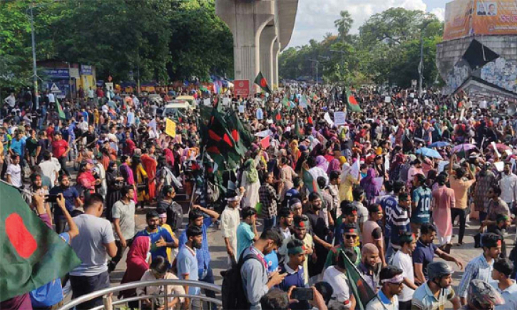 শাহবাগের বাংলা ব্লকেডে যোগ দিয়েছে হাজারো শিক্ষার্থী