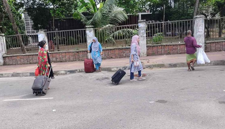 বিশ্ববিদ্যালয়ের হল ছাড়ছেন শিক্ষার্থীরা