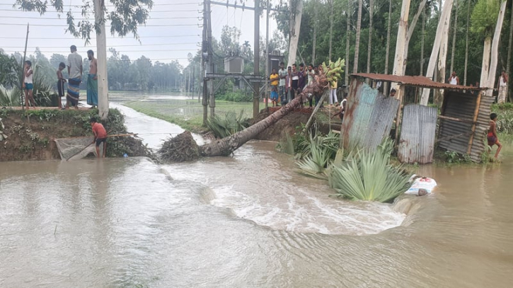 টাঙ্গাইলে বন্যা পরিস্থিতির অবনতি : তলিয়ে যাচ্ছে ঘরবাড়ি, ভাঙছে সড়ক