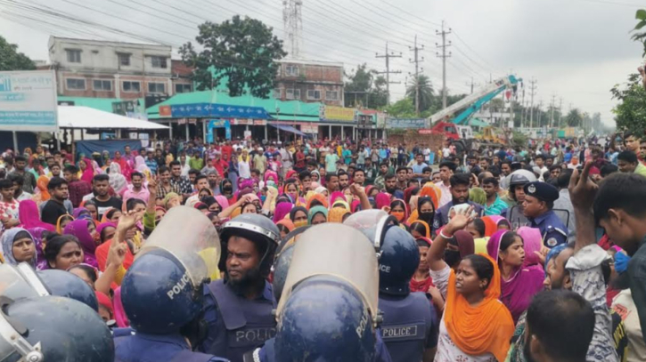 গাজীপুরে শ্রমিক-পুলিশ সংঘর্ষ, ওসিসহ আহত তিন পুলিশ সদস্য