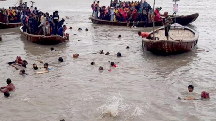 নির্মাণাধীন ব্রিজের সঙ্গে ট্রলারের ধাক্কায় নদীতে পড়ল যাত্রীরা