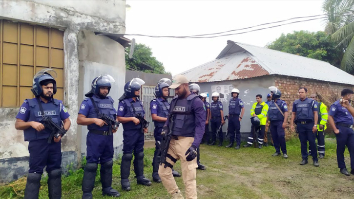 নেত্রকোনায় জঙ্গি প্রশিক্ষণ কেন্দ্রে চলছে অভিযান