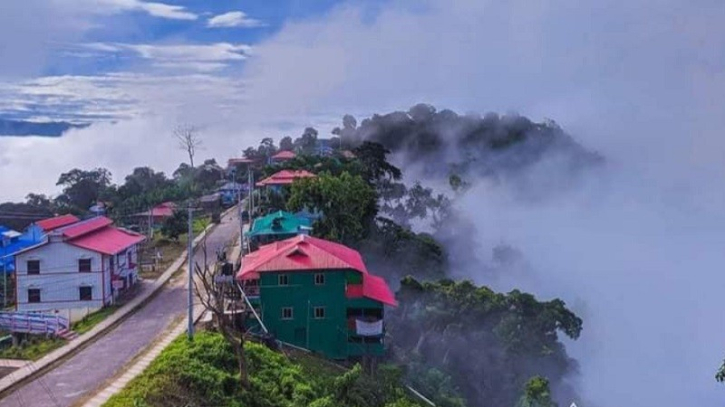 সাজেকে আটকা পড়েছে ৫ শতাধিক পর্যটক