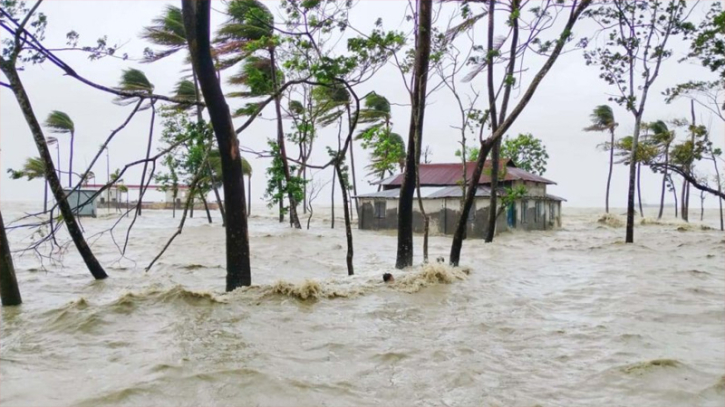 বিদ্যুৎ বিচ্ছিন্ন পুরো বাগেরহাট, জলোচ্ছ্বাসে প্লাবিত নিম্নাঞ্চল