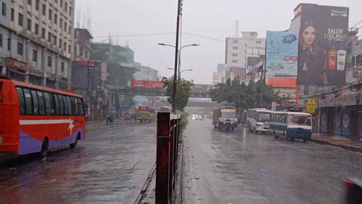 রাজধানীতে রেমালের প্রভাব, বৃষ্টির সঙ্গে দমকা বাতাস