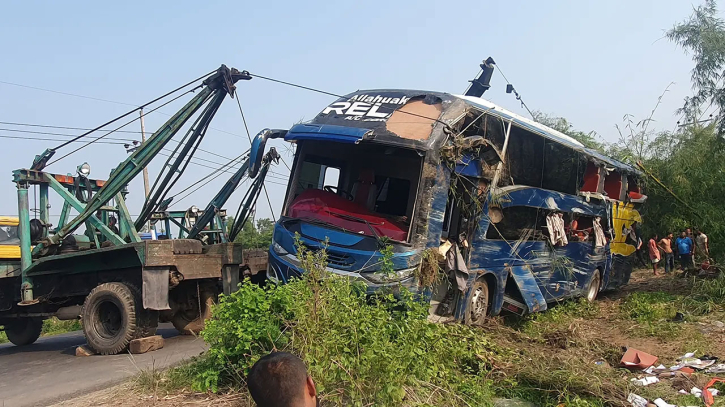 চৌদ্দগ্রামে বাস উল্টে নিহত ৫