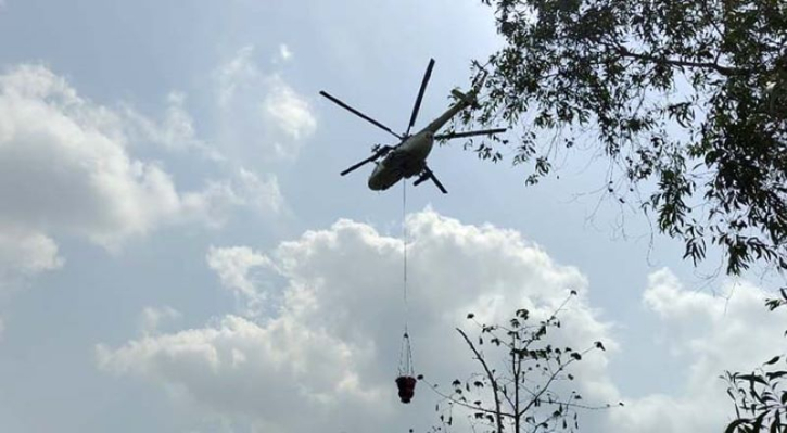 সুন্দরবনে আগুন নেভাতে হেলিকপ্টার থেকে পানি ছিটাচ্ছে বিমানবাহিনী