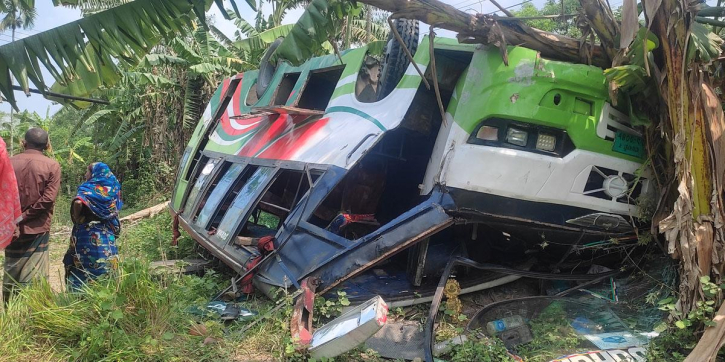 নিয়ন্ত্রণ হারিয়ে খাদে উল্টে গেল বাস, আহত ২০ যাত্রী