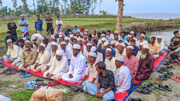 মেঘনার ভাঙন থেকে রক্ষা পেতে এলাকাবাসীর বিশেষ মোনাজাত