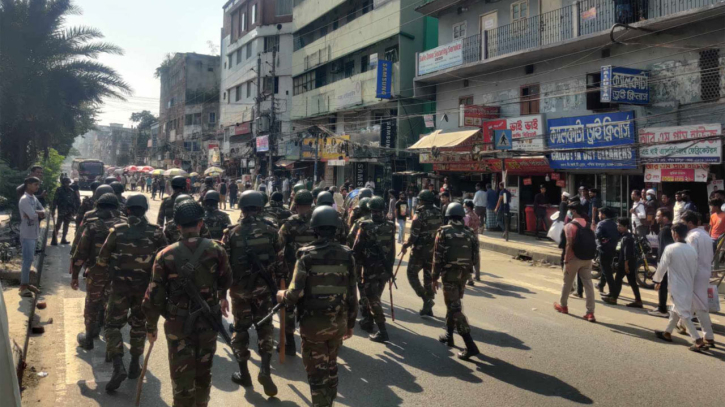 সেনাবাহিনী যেতেই পালালেন রিকশাচালকরা, ধাওয়া দিলেন পথচারীরাও