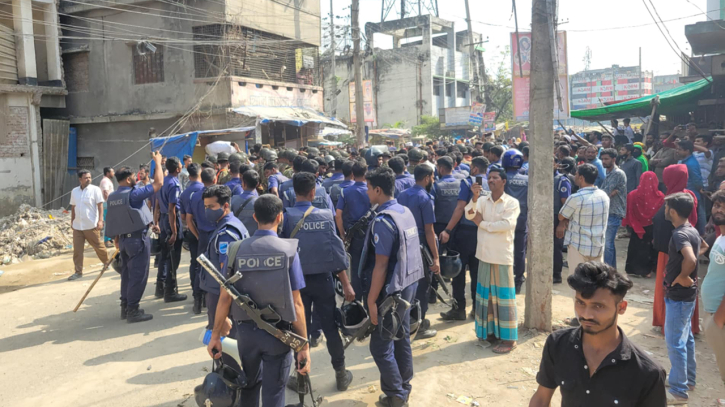 এবার নারায়ণগঞ্জে বকেয়া বেতনের দাবিতে শ্রমিকদের বিক্ষোভ