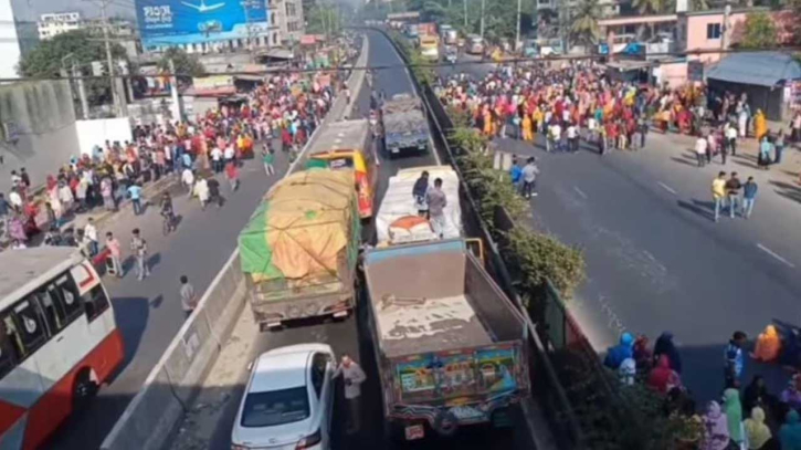 বকেয়া দাবিতে চন্দ্রায় ঢাকা-টাঙ্গাইল মহাসড়ক অবরোধ