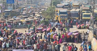 বকেয়া বেতনের দাবিতে সাভারে মহাসড়ক অবরোধ