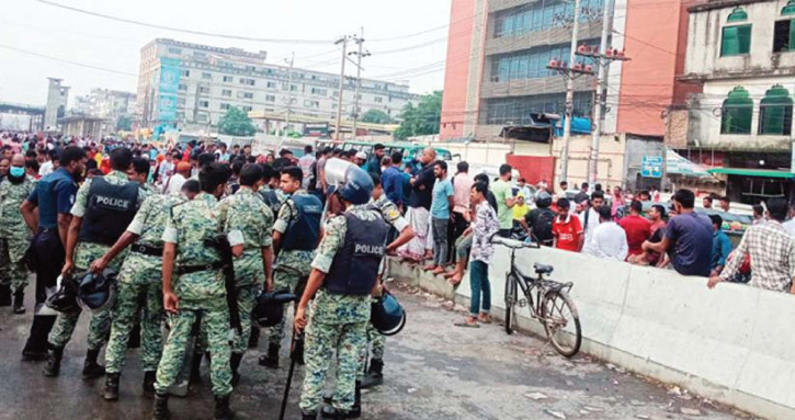 গাজীপুরে মহাসড়কে শ্রমিকদের বিক্ষোভ, তীব্র যানজট