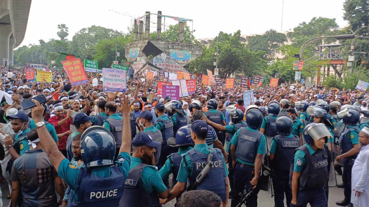 চাকরি জাতীয়করণের দাবিতে শাহবাগে অবরোধ