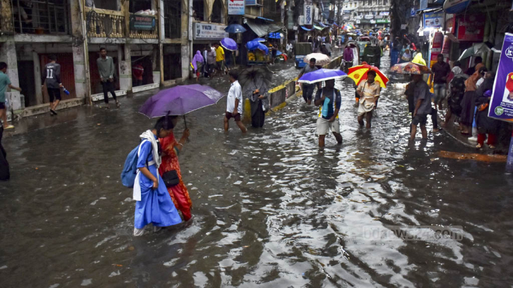 টানা বৃষ্টির ফলে রাজধানীতে জলাবদ্ধতা, ভোগান্তি চরমে