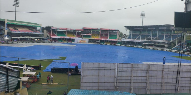 বৃষ্টিতে খেলা শুরু হতে বিলম্ব, হোটেলে ফিরে গেছে বাংলাদেশও