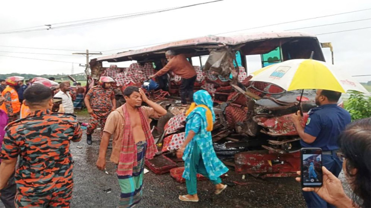 মানিকগঞ্জে বাস-ট্রাকের সংঘর্ষে ৩ নারী গার্মেন্টসকর্মী নিহত