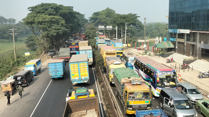 ঢাকা-চট্টগ্রাম মহাসড়কে ১৩ কিলোমিটার যানজট, যাত্রীদের ভোগান্তি